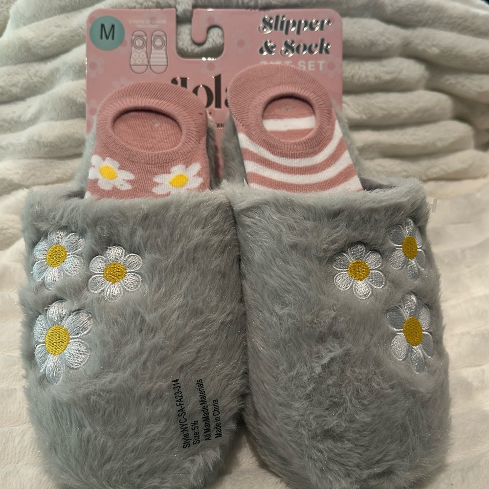 NWT Lola Gray and Pink Slipper & Sock Gift set. Size M. Fits 6.5 - 7.5.